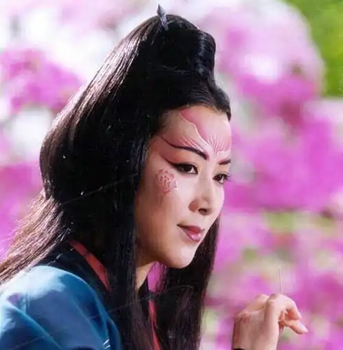 东方不败是怎么得到葵花宝典的为什么用绣花针当武器