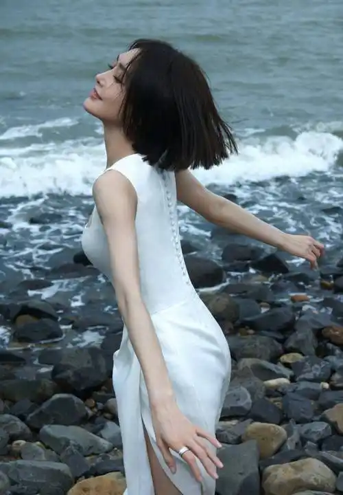 看完这些照片,小编不禁要问,43岁的秦岚姐姐身材越来越好,穿出适合她