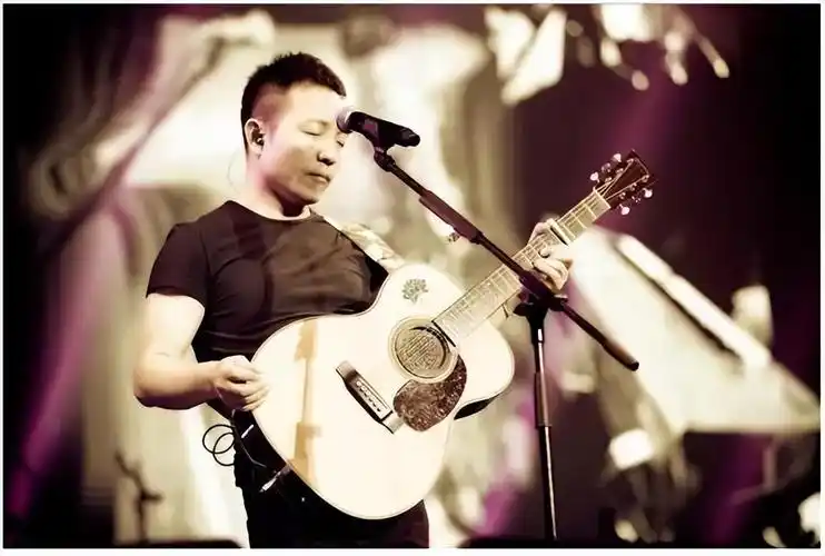 曾经在北京的时候,许巍身边朋友无数,随便一个电话就能叫来一大帮子人