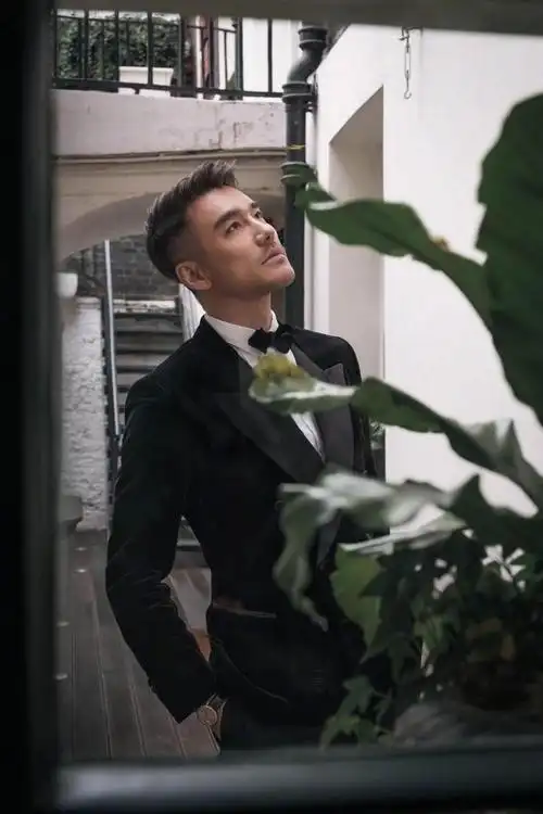 胡兵,伦敦时装周压轴出场,霸气十足,回头率百分百惊呆外国友人