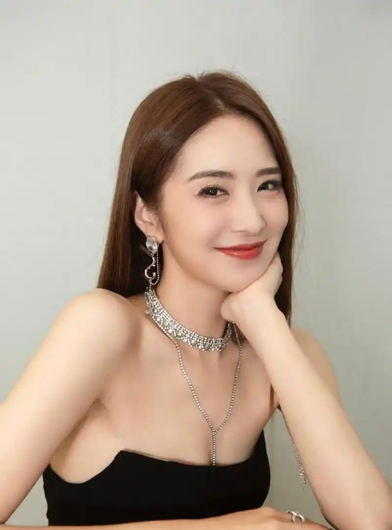 主持人 刘烨,一袭黑色抹胸连体衣,肤白貌美  #中国版chatgpt来了