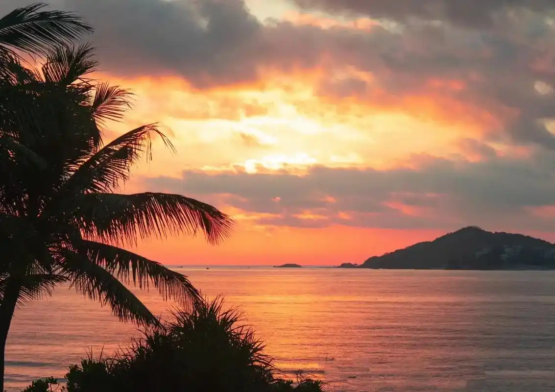 三亚海棠湾的日出,映红了整个海面,这景色好美啊!转载老师的摄 - 抖音