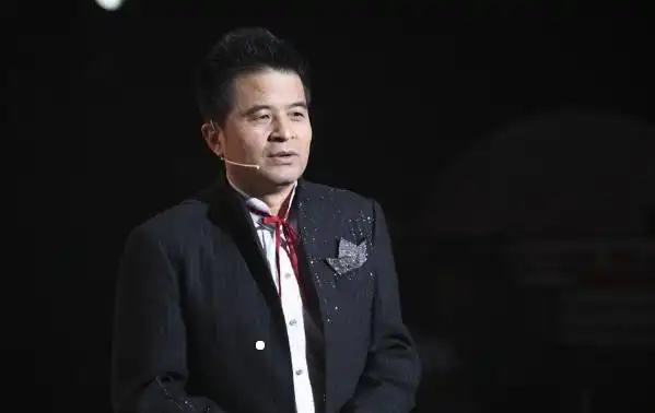 表演形式以唱歌为主,但很多人都不知道毕福剑离开后,都走出了哪些草根