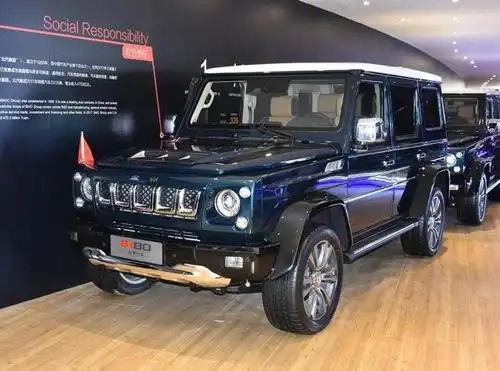 阅兵场常见的国产越野车,酷似奔驰g级,价位并不低调