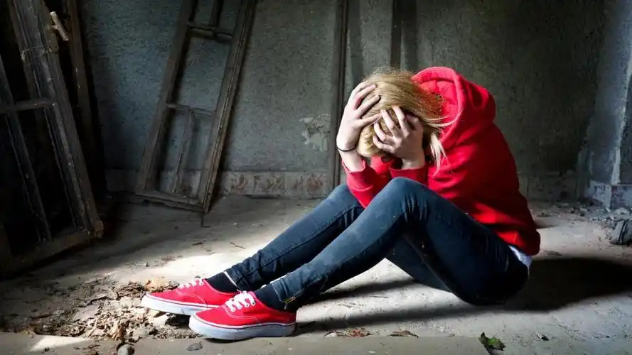 一个人抱头心碎绝望的伤感图片