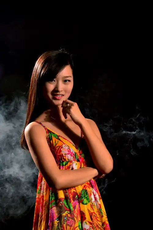 学拍黑色背景人像之一