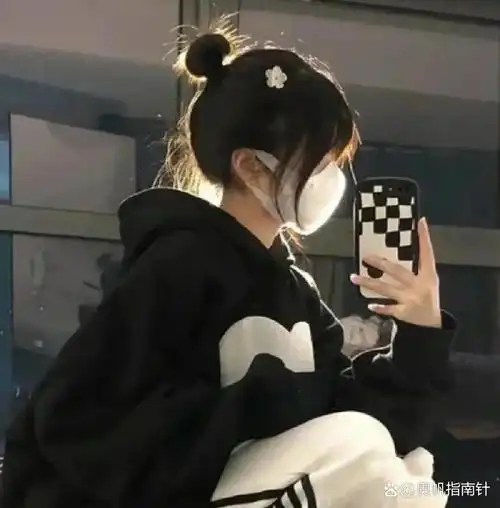 手机挡脸女生头像