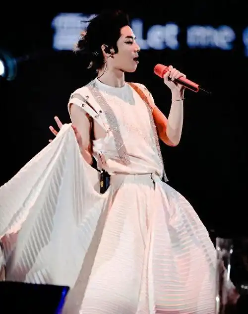 惊艳!华晨宇婚纱造型上演"禁娘化"闪耀舞台