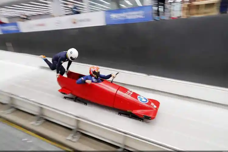 年 第一条人工雪车滑道建成1898年 四人座雪车问世雪车也称"有舵雪橇"