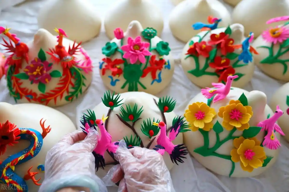 山东省青岛市即墨区田横镇西王村的农民在制作花馍