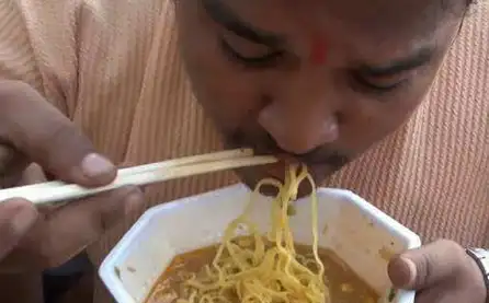 原创方便面在印度火了印度人为了吃它还放弃手抓饭学会了使用筷子