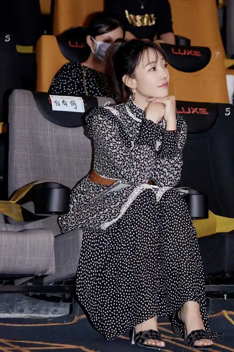 白百何瘦了之后就是漂亮,穿碎花波点连衣裙出席活动,简约又洋气