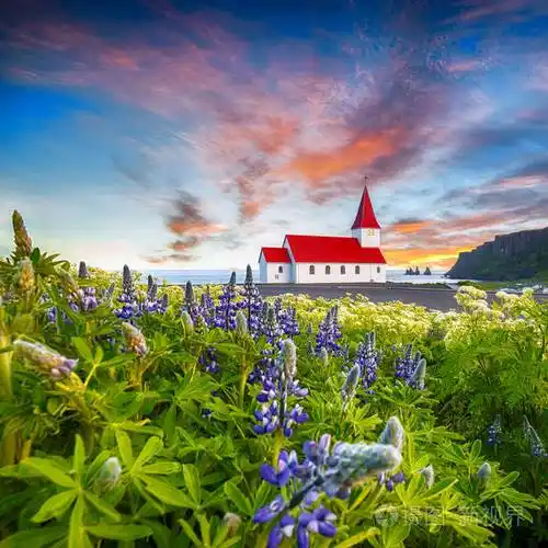 布卢明维库尔基尔加基督教教堂的日落美景