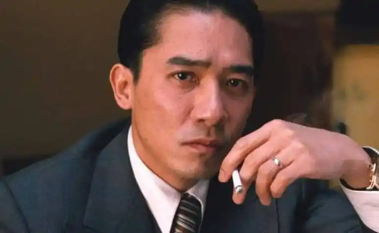 58岁刘嘉玲参加霉霉演唱会穿着简单跳热舞摇头百亿名媛相伴