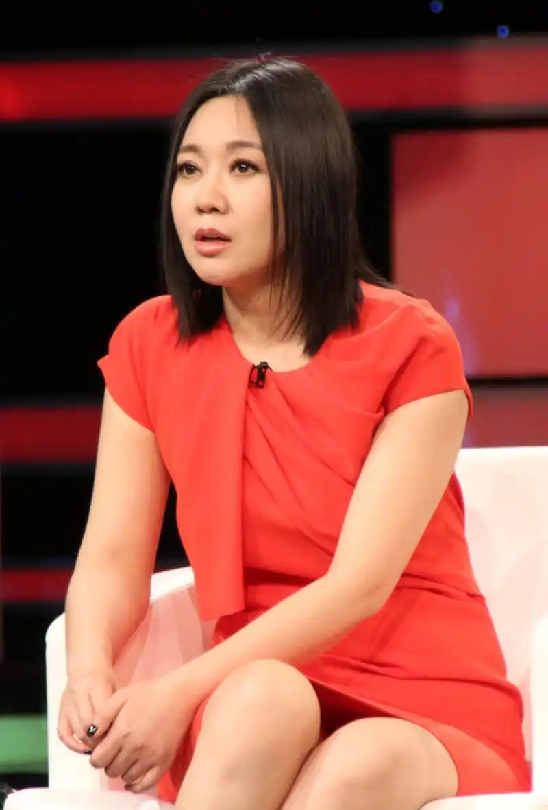 闫妮   穿短裙高跟接受采访 胖嘟嘟的佟掌柜 [鲜花]