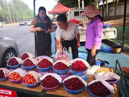 地摊经济惠民生小地摊大樱桃喜了农民方便市民