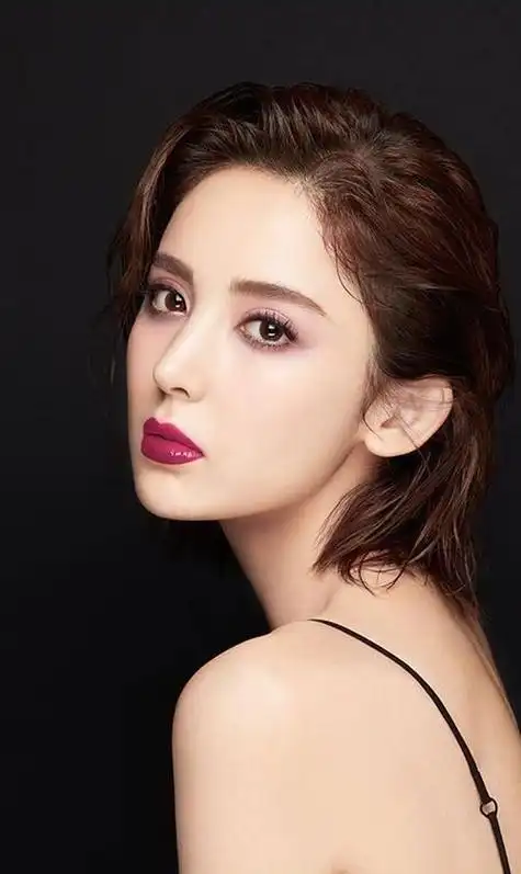 古力娜扎,1992年出生,毕业后进入娱乐圈,她的名字逐渐成为了娱乐圈中