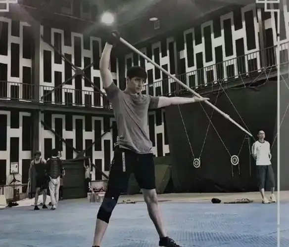 于适火了,他的猛男同事们塌了