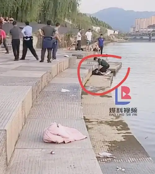 这个女孩子可能是抽筋了,因为现在水还很冷,没有热身就下水,或者在游