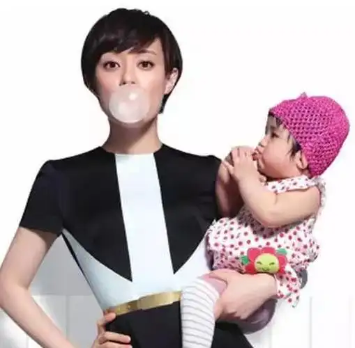 星妈抱娃姿势大比拼!是不是自己带娃一看就知道