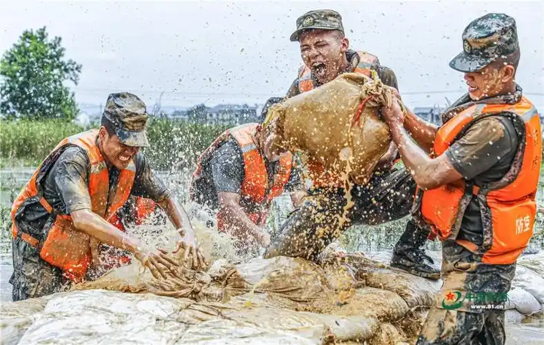 扛沙袋,垒土石,填缺口……向抗洪勇士致敬!