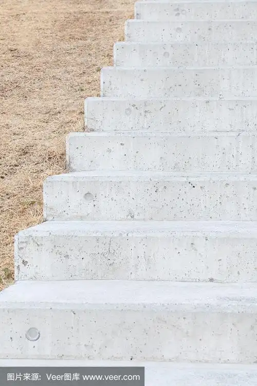 公园里长长的室外混凝土楼梯