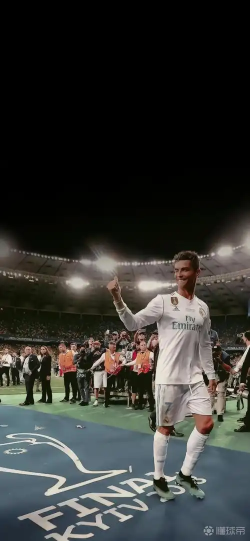 c罗壁纸你怀念皇马18年的那一个夏天吗?
