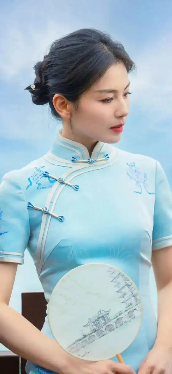 刘涛穿上旗袍,一下子仿佛就回到初恋般的感觉了