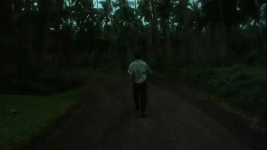 离开,母亲不见他,他也不会让母亲看到他的样子,只留下一个倔强的背影