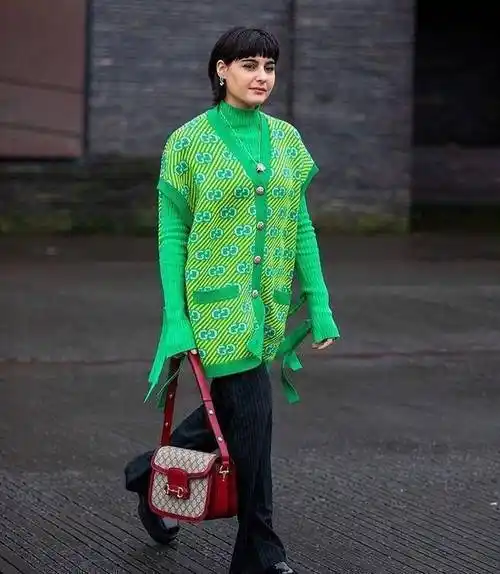 今年春天流行的三种绿色穿搭方式,时髦又显白,谁穿谁好看_时尚_长裤