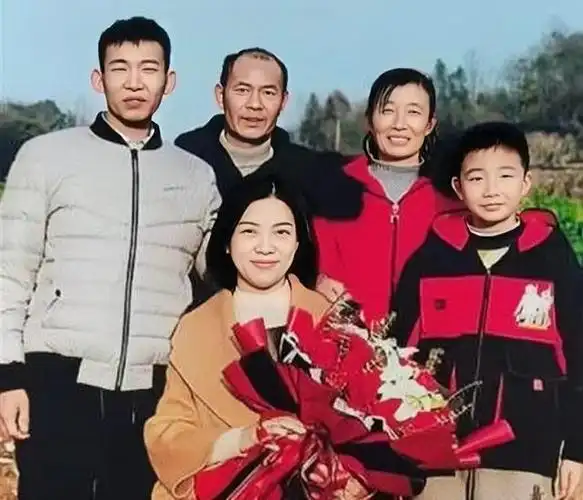 尹厚萍和黄俊平一家在尹厚萍的遥控指导下,黄俊平学会了电脑上网,并在