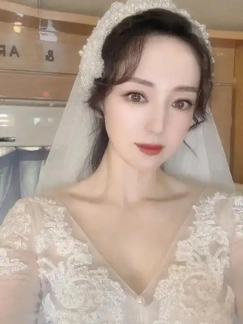 董璇的婚纱造型