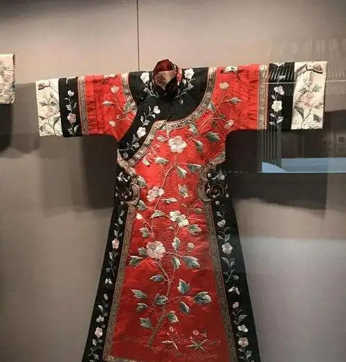 清朝入关以后,官员和贵族的朝服上,为何必须使用披肩?