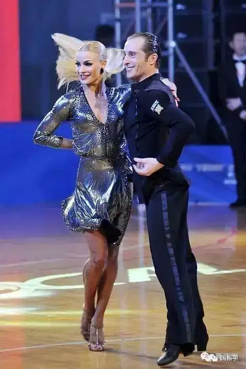 下面这对舞者完美诠释了什么是处变不惊里卡多&尤利娅节奏加快但动作