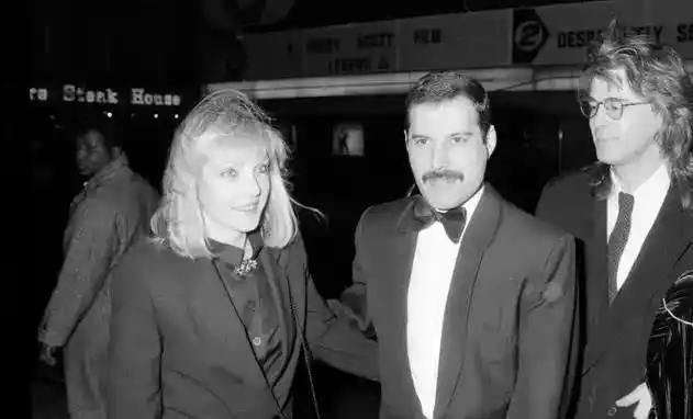 例如弗莱迪与他的前妻玛丽·奥斯汀的相遇,电影中将两人的相遇塑造得