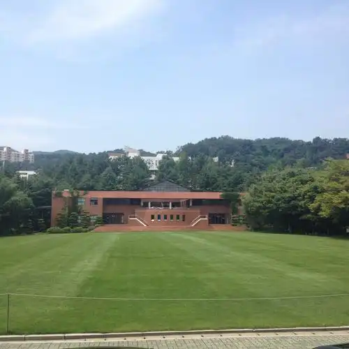 校园裏的大草坪 一眼的绿 蔚山大学