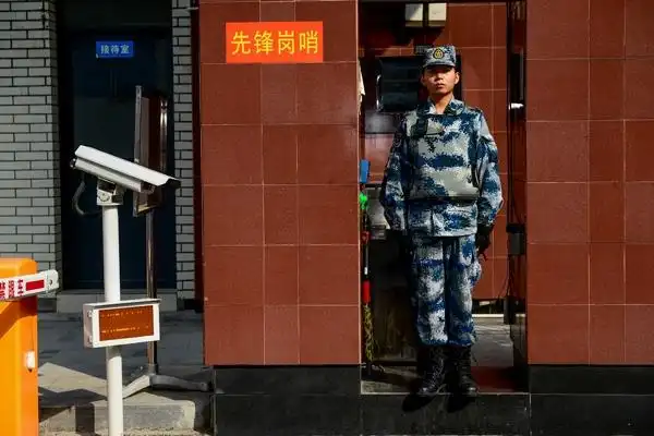 警卫连担负着首脑机关多个哨位的警戒任务.