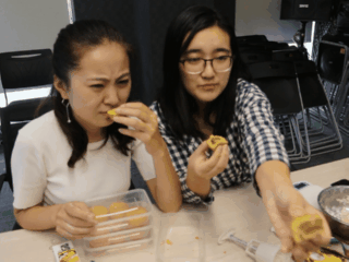 美女主播直播吃黑暗料理月饼 吃皮蛋大蒜两次呕吐