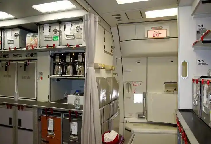 飞机上的厨房长啥样?