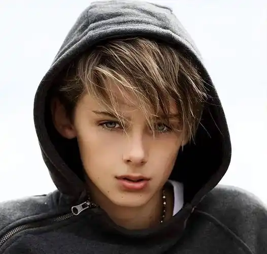 很快,他就拥有了"全世界最帅的男孩""世界第一美少年"的称号.