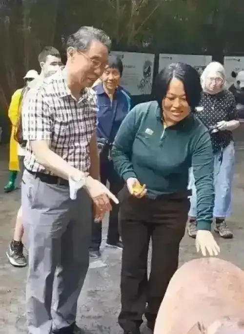 85岁钟南山携86岁妻子去动物园喂河马面色红润身姿挺拔