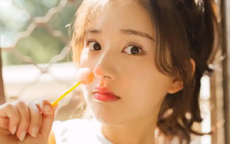 分享一组美女明星赵露思甜美写真壁纸给大家,甜美可爱,十分养眼哦.