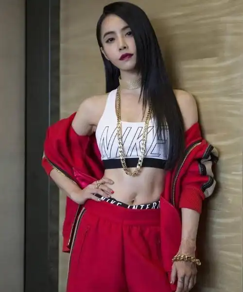 宋茜韩国生图太炸!零下5度穿露脐装秀蚂蚁腰,11字腹肌吸睛