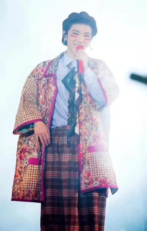 有种"大胆"叫华晨宇穿裙子,画风清奇,确定不是娇羞少女?