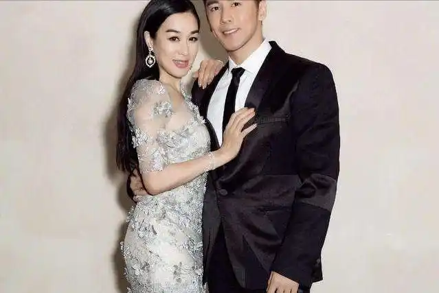 51岁钟丽缇和老公在家跳操,翘臀长腿引人关注,上千块公仔摆一排