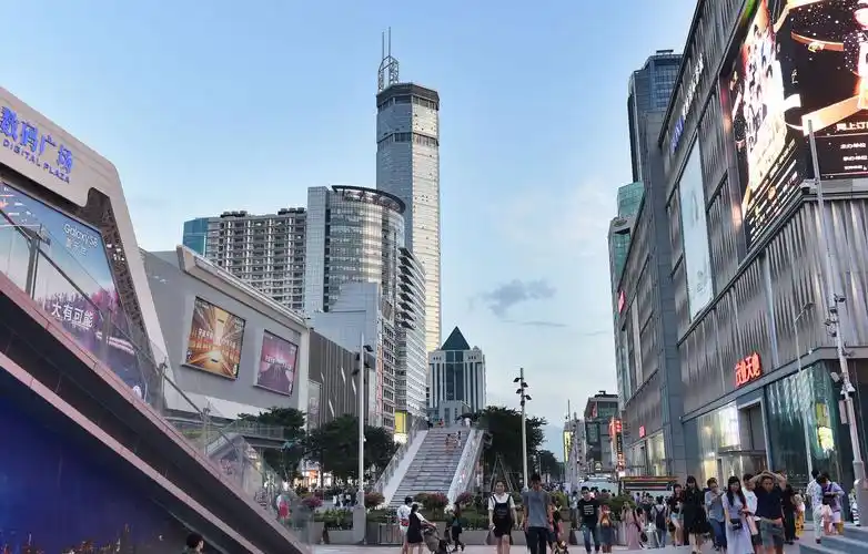 华强北商业步行街.深圳特区报记者 何龙 摄