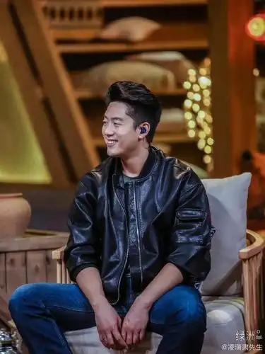 组图:凌潇肃绿洲分享九宫格回应纹眉 自侃画眉下手太重了