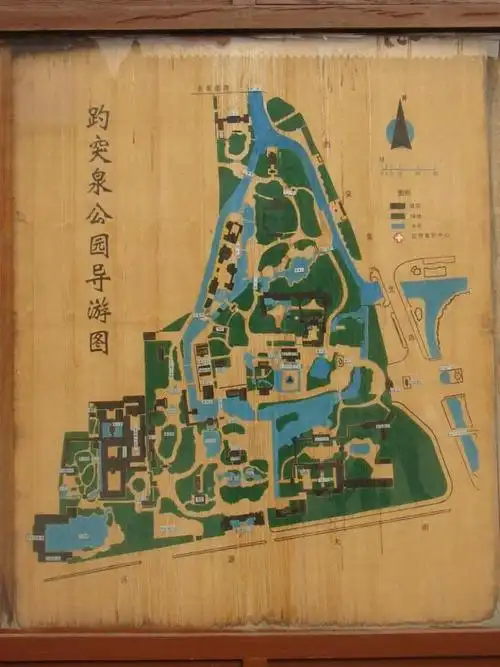 济南的趵突泉公园还是前两年去的,公园不是很大,可是泉眼真是不-济南