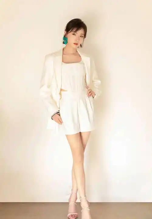 万茜|高跟凉鞋显腿长