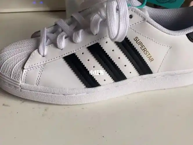 adidas鉴定真假贝壳头小白鞋